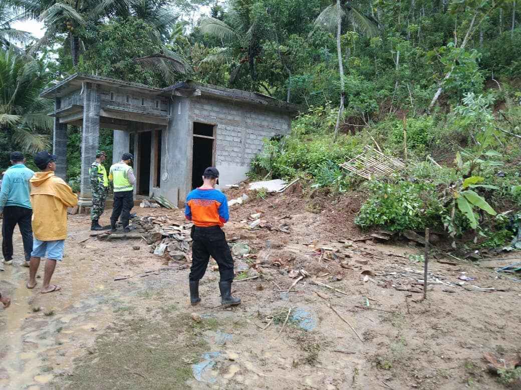 Rumah milik Komari, warga Desa Timahan yang dijebol tanah longsor