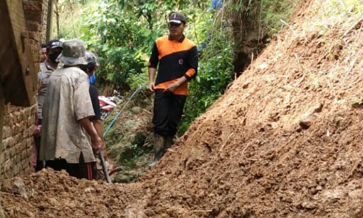 Akibat Hujan Deras, Tanah Longsor Menjebol Rumah Warga di Kecamatan Munjungan