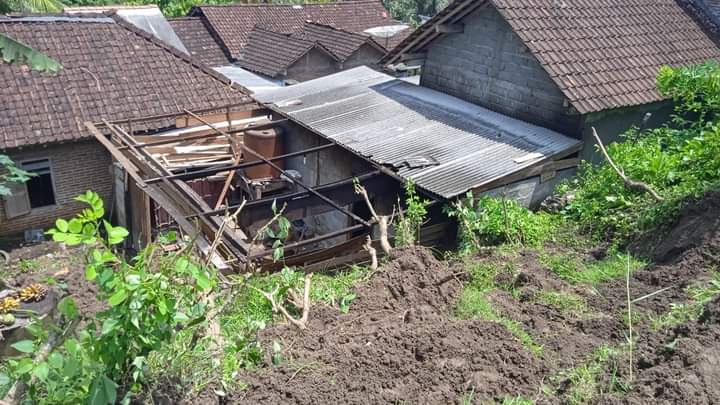 Tanah Longsor Merobohkan Dapur Warga di Kecamatan Suruh