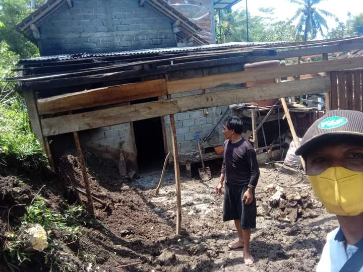 Dapur rumah Muyoto, warga Desa Gamping, Kecamatan Suruh, yang roboh karena tanah longsor
