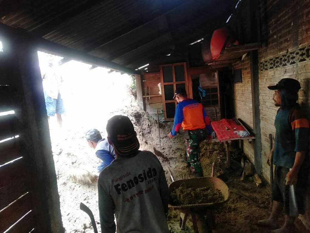 Rumah warga Desa Karangrejo yang dijebol tanah longsor