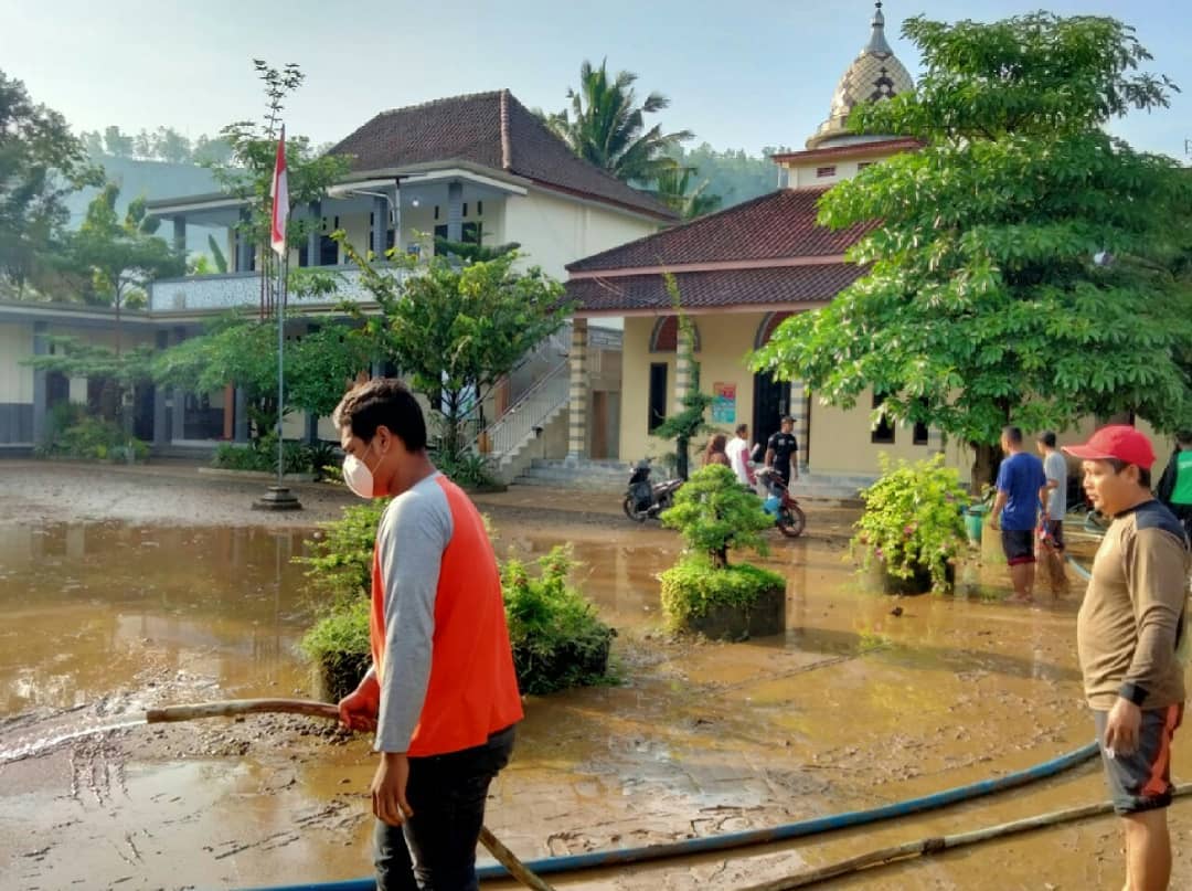 Aparat Keamanan dan BPBD Trenggalek Bersihkan Lumpur Sisa Banjir di Kecamatan Durenan