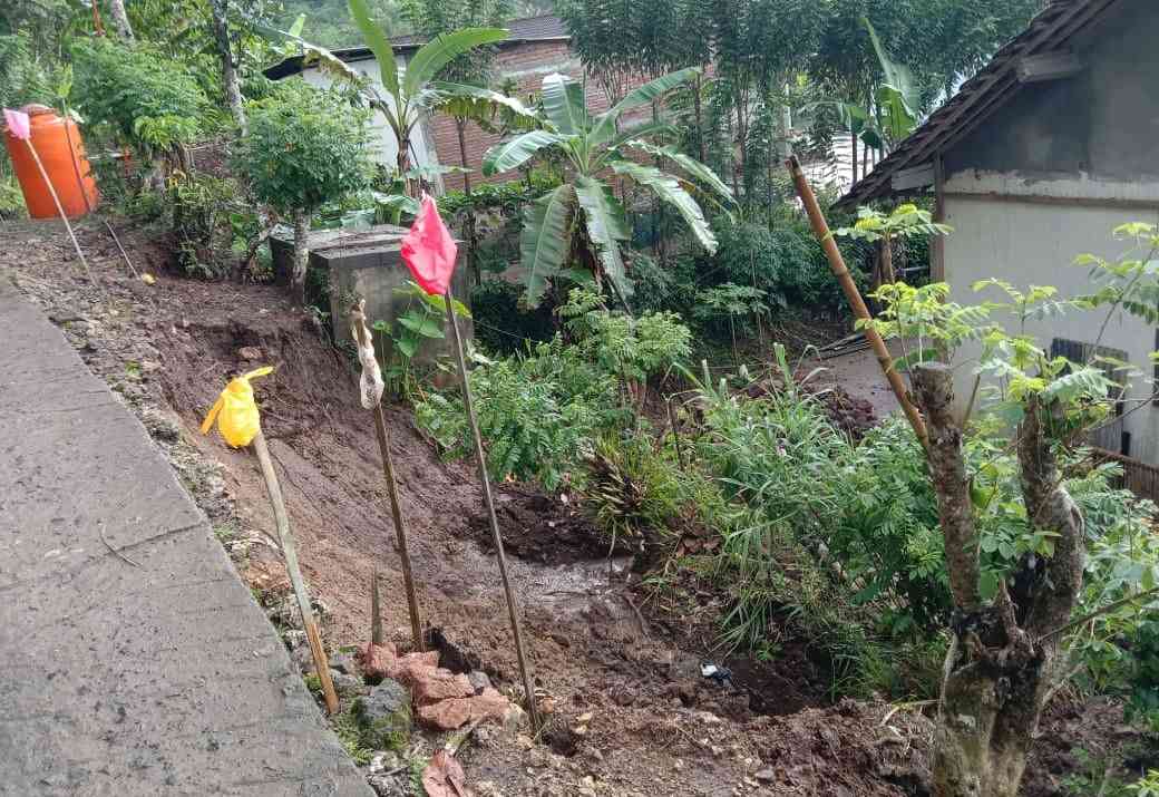 Tanah Longsor di Kecamatan Dongko Akibatkan Kerugian Mencapai Jutaan Rupiah