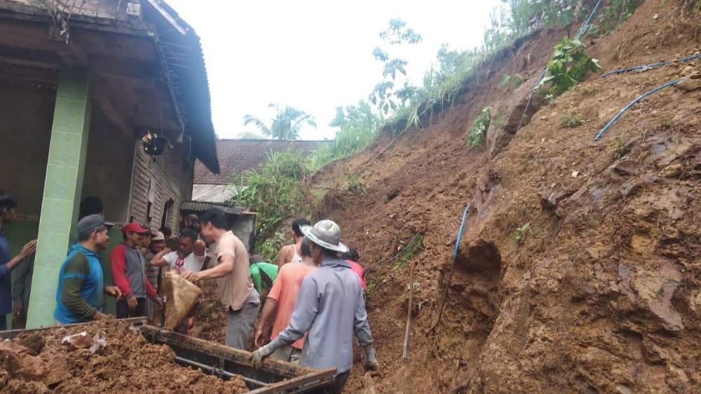 Akibat Hujan Deras, Tanah Longsor Menjebol Rumah Warga di Kecamatan Kampak