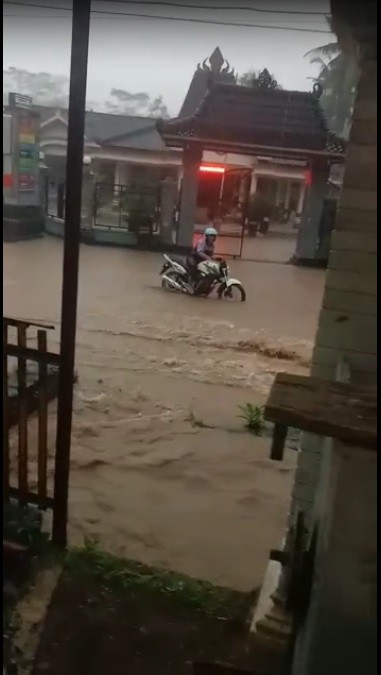 Motor tidak bisa lewat akibat banjir