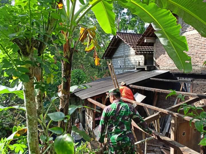 Rumah milik Setiawan, warga Dusun Krajan, Desa Sumberbening, Kecamatan Dongko yang tertimbun tanah longsor