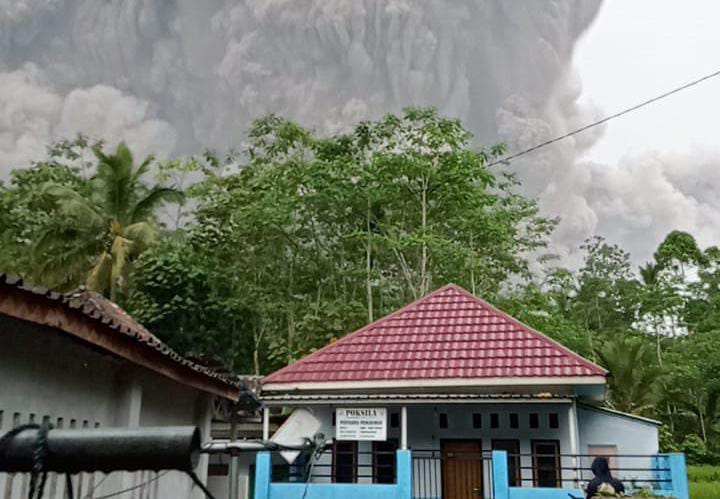 Gunung Semeru Jawa Timur Meletus, Warga Berhamburan Selamatkan Diri