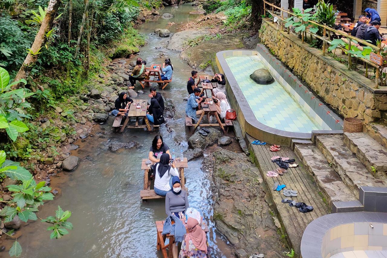 Tempat nongkrong di tengah sungai Cafe Kebon Salak