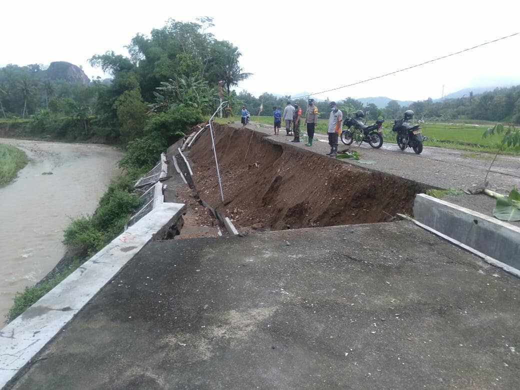 Banjir membuat tanggul penahan jalan di Kecamatan Suruh ambrol