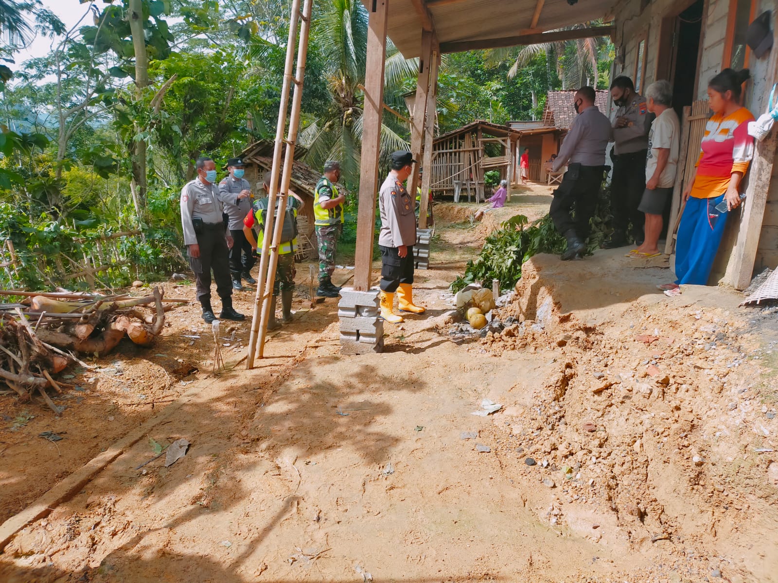 Rumah milik warga Desa Gamping, Kecamatan Suruh, Trenggalek, yang rusak ringan akibat tanah gerak