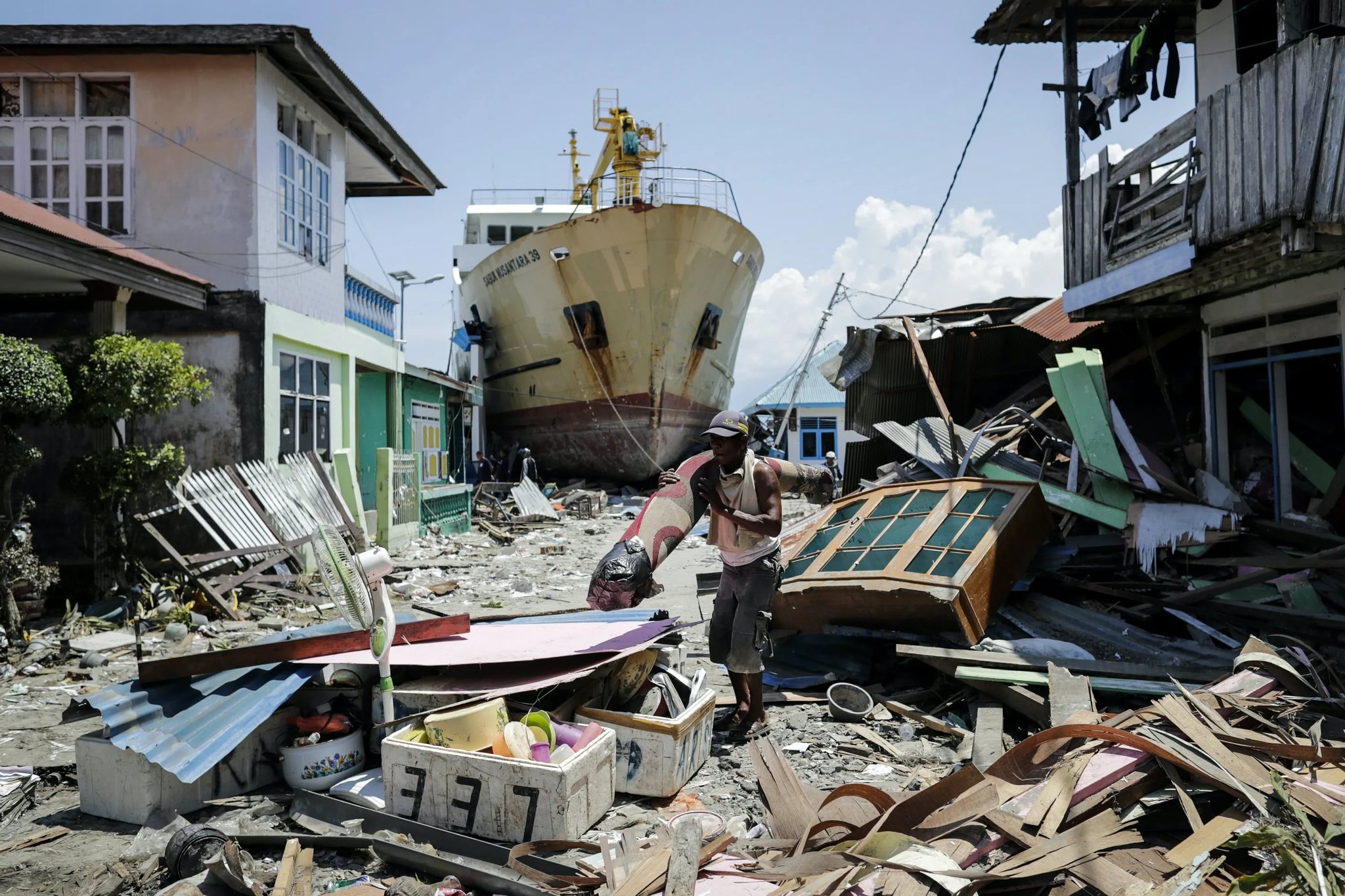 Kapal yang terseret ke daratan akibat tsunami Aceh