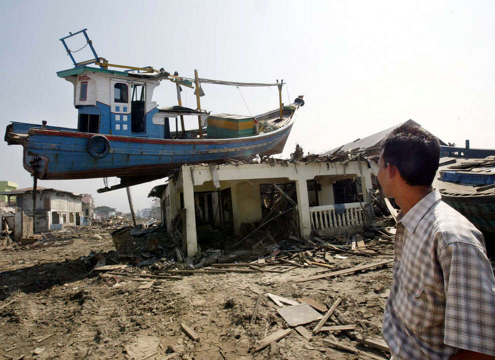 Perahu yang terseret ke daratan akibat tsunami Aceh 2004