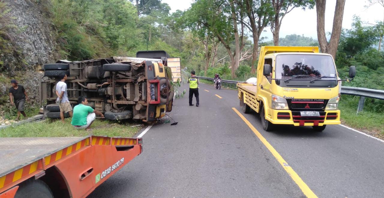 Tak Bisa Kendalikan Laju Kendaraan, Truk Warga Gandusari Trenggalek Ambruk