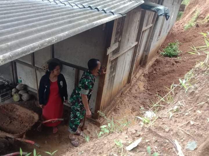 2 Hari Hujan Deras, 2 Rumah di Dongko Trenggalek DIterjang Tanah Longsor