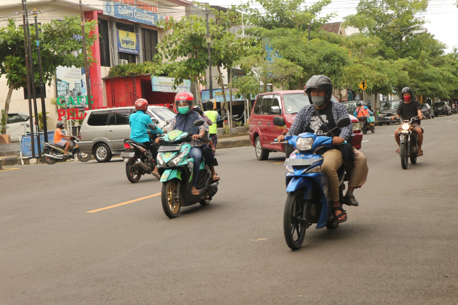 Arus lalu lintas di Jalan Soekarno-Hatta Trenggalek