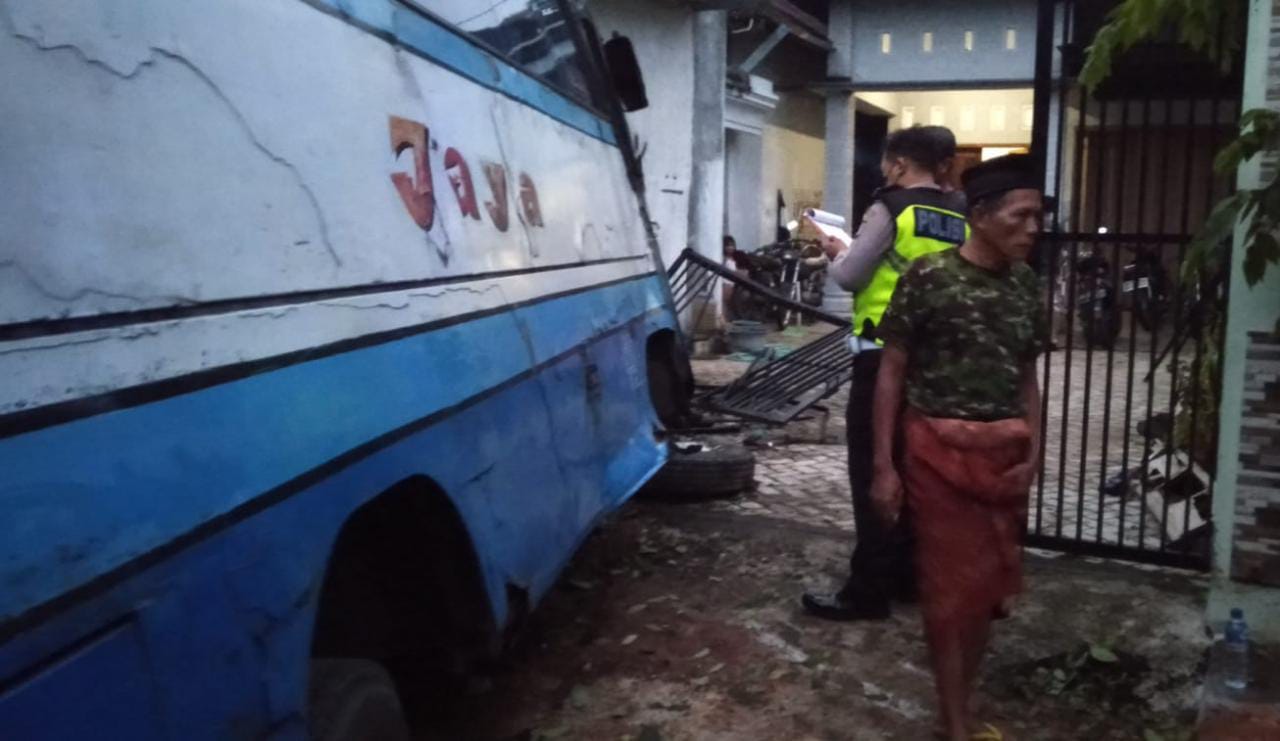 Bus Jaya yang menabrak rumah warga Trenggalek