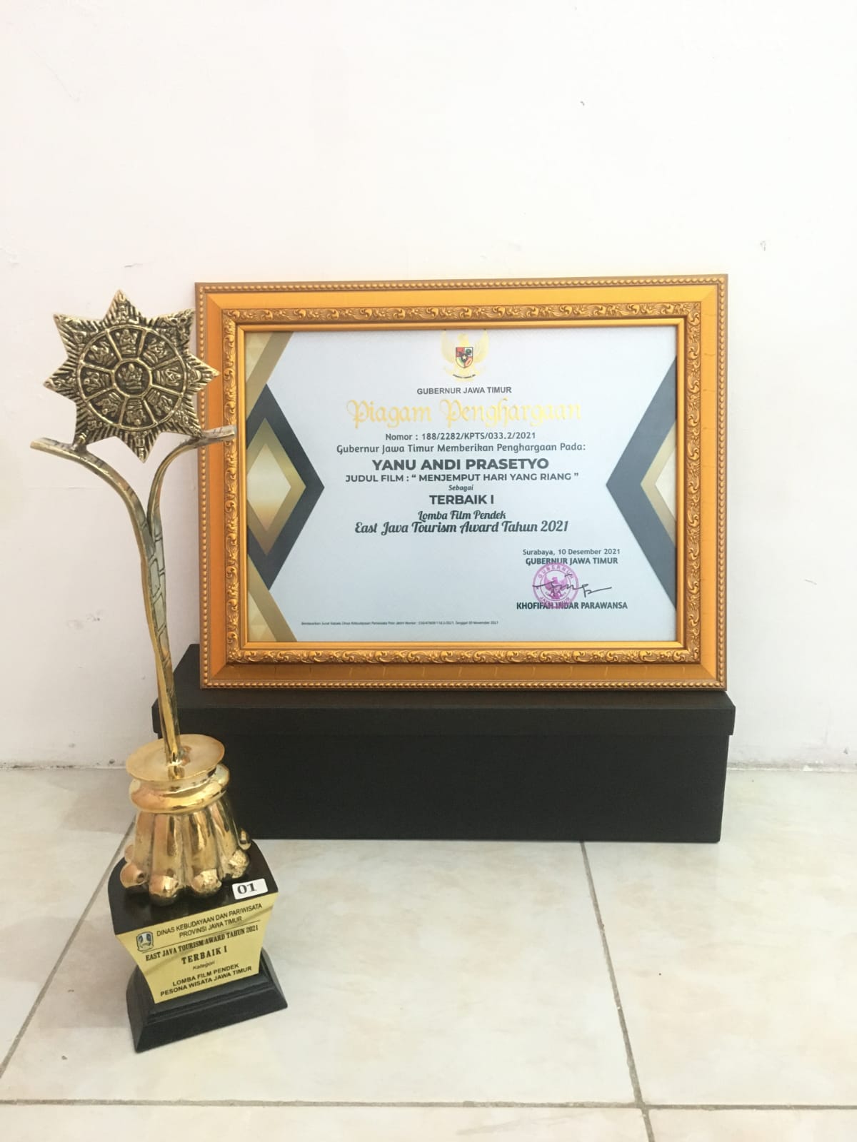 Tropi dan sertifikat juara 1 Lomba Film Pendek Pesona Wisata Jawa Timur