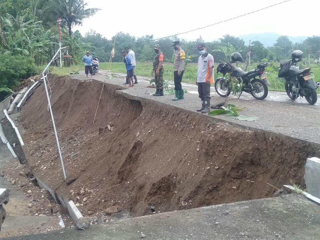Akibat Banjir, Tanggul Penahan Jalan di Kecamatan Suruh Trenggalek Ambrol
