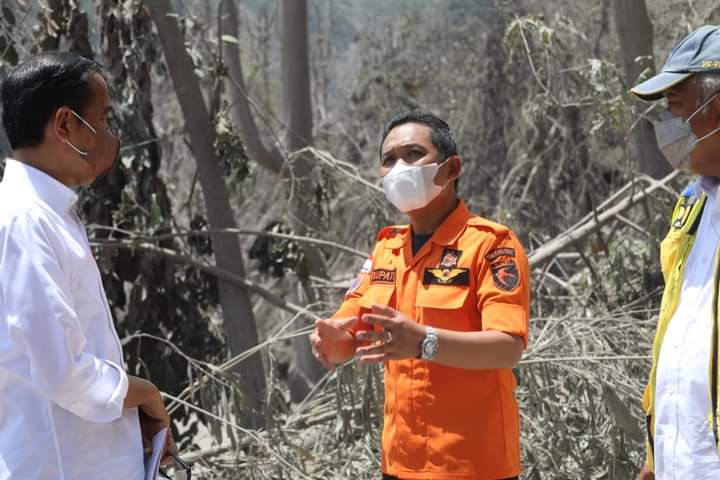 Kunjungan Jokowi meninjau lokasi dampak erupsi gunung semeru. Foto : Dok.Thoriqul Haq