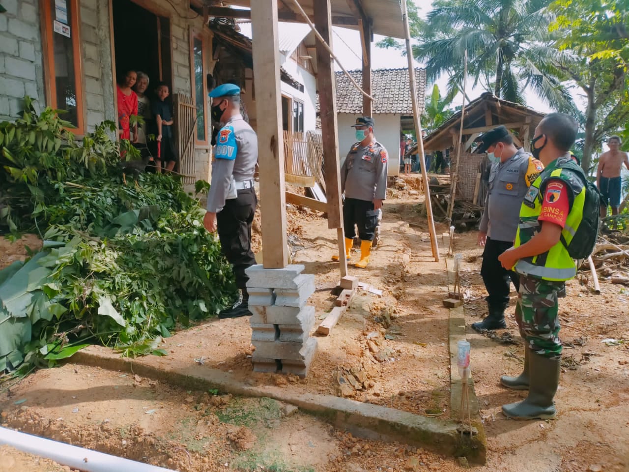 Akibat tanah gerak, rumah milik warga Desa Gamping, Kecamatan Suruh, Trenggalek, rusak ringan