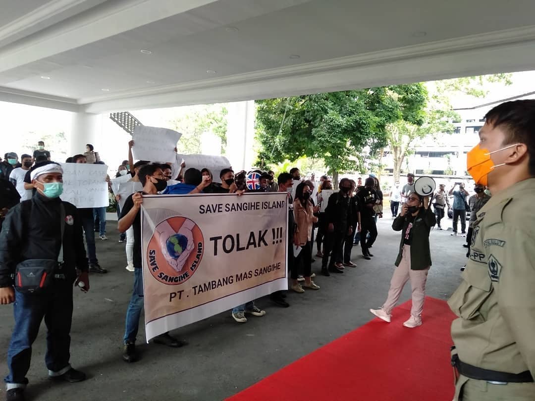 Aksi tolak PT Tambang Mas Sangihe di Pulau Sangihe di Kantor Gubernur Provinsi Sulawesi Utara