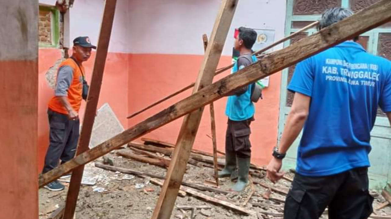 Atap rumah warga Kecamatan Panggul yang runtuh