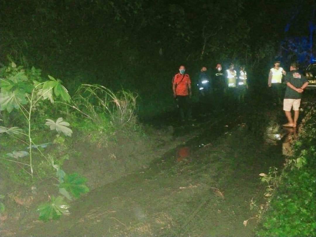 Tanah Longsor Tutup Jalan Penghubung di Kecamatan Suruh Trenggalek