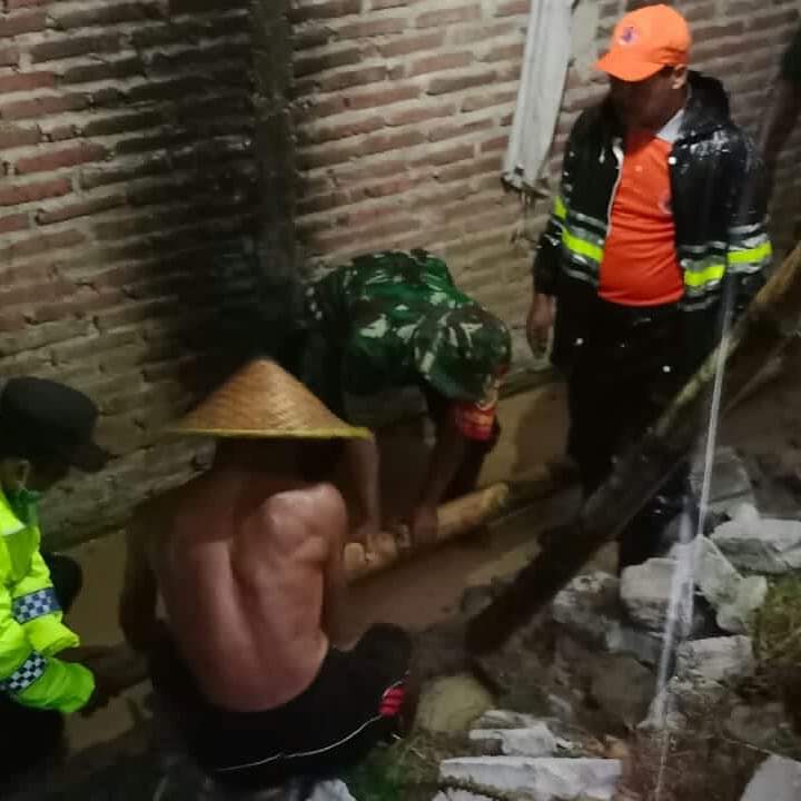 BPBD Trenggalek tinjau lokasi rumah dijebol longsor