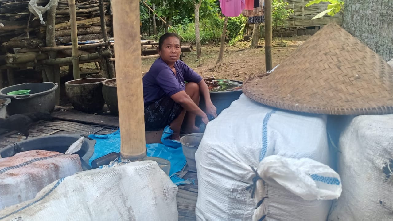 Daripada Nganggur, Ibu Rumah Tangga Kecamatan Pogalan Jadi Buruh Cuci Botol