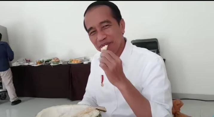 Jokowi menikmati Durian Ripto khas Trenggalek