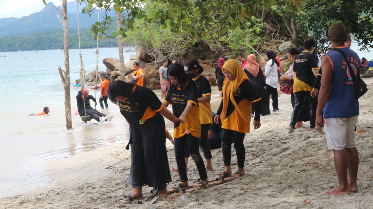 Keseruan pengunjung wisata Pantai Mutiara Trenggalek