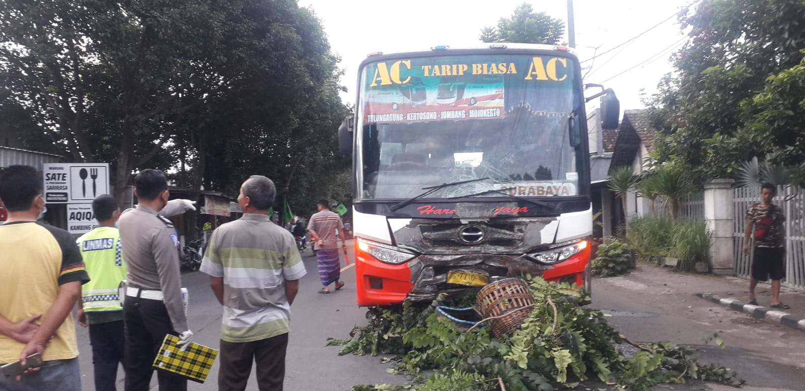 Pengendara Motor Tewas Seketika Diseruduk Bus Harapan Jaya di Kediri