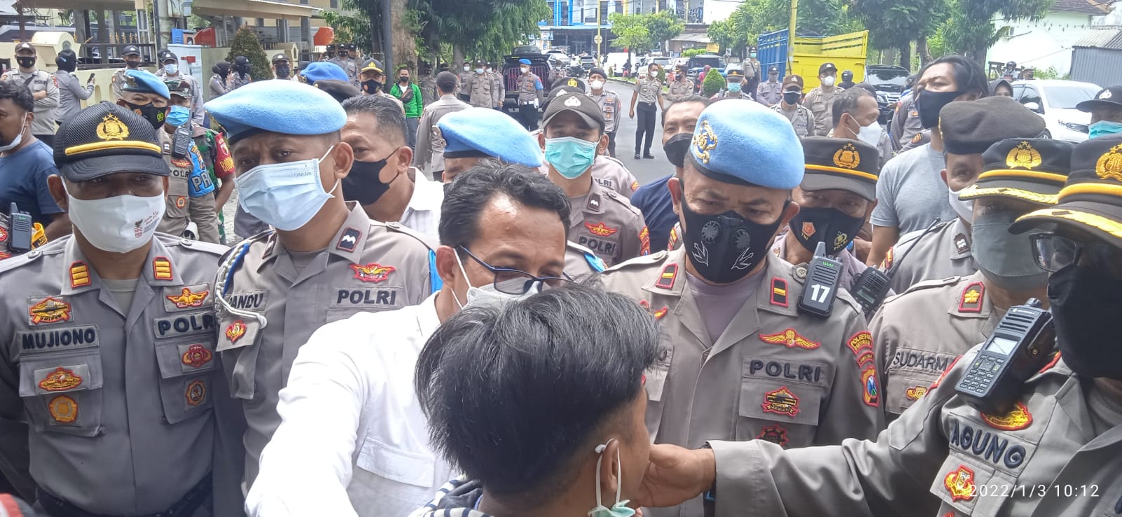 Personil Polresta Banyuwangi sedang menghadang massa aksi warga Pakel