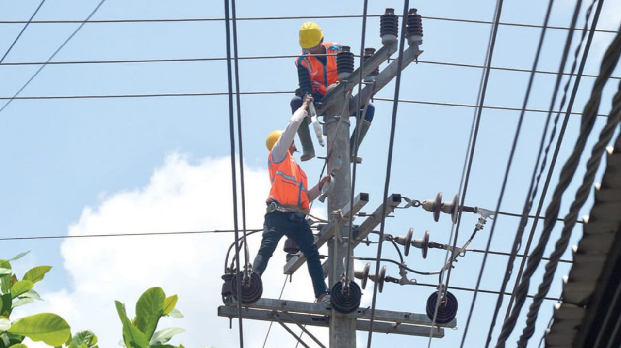 Petugas PLN sedang memperbaiki jaringan listrik