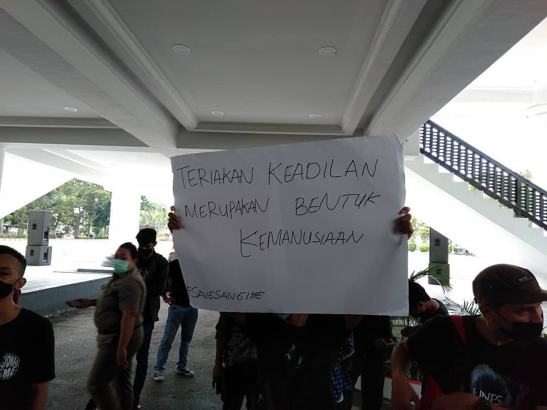 Poster tolak PT Tambang Mas Sangihe di Pulau Sangihe di Kantor Gubernur Provinsi Sulawesi Utara