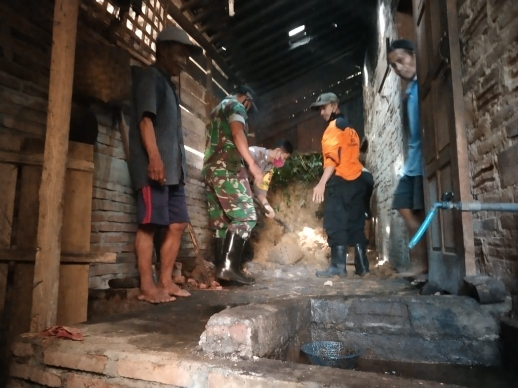 Rumah Warga Kecamatan Kampak Trenggalek Dijebol Material Tanah Longsor