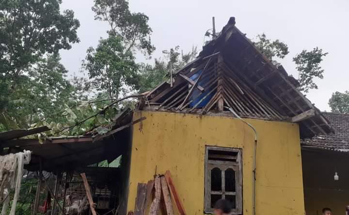 Rumah warga trenggalek yang rusak karena tertimpa pohon