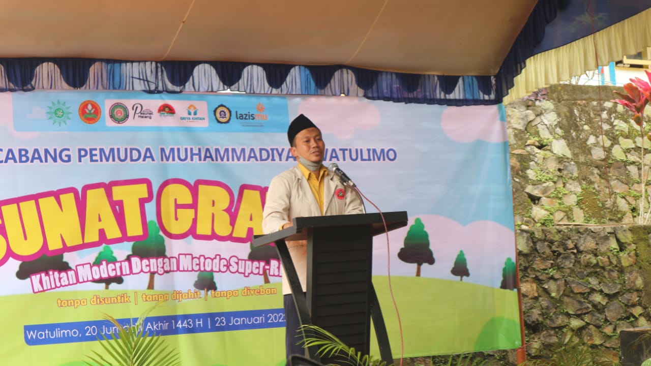 Sambutan Saeroji, Ketua Pemuda Muhammadiyah Watulimo, dalam khitan massal