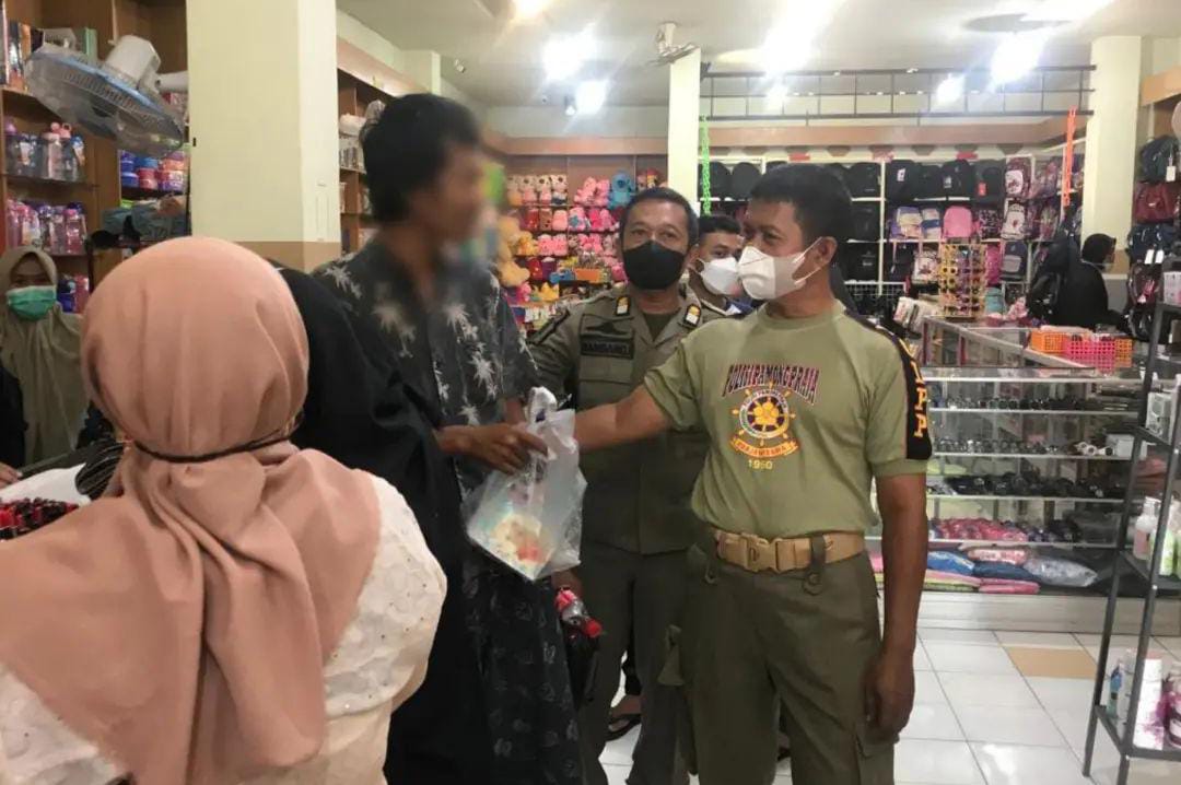 Satpol PP Trenggalek Amankan ODGJ Masuk ke Toko Buku