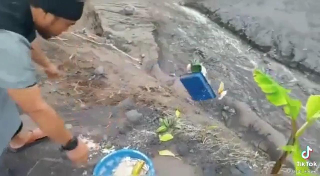 Viral Video Pria Tendang Sesajen di Lokasi Erupsi Gunung Semeru