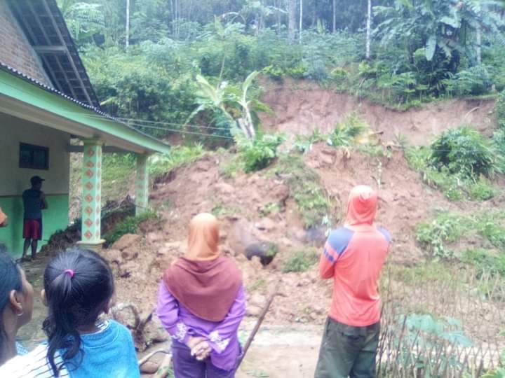 Warga Desa Pakel, Kecamatan Pule, Trenggalek, memantau tanah longsor