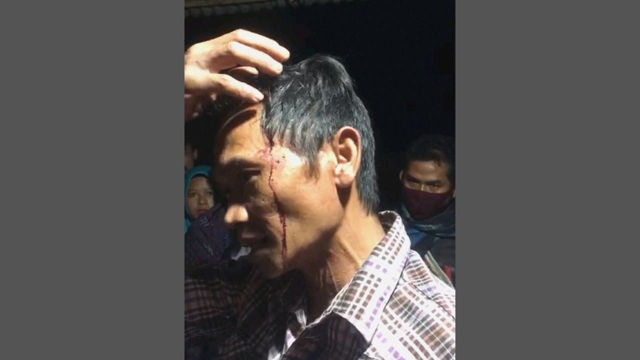 Warga Pakel Banyuwangi Dihajar oleh Puluhan Polisi