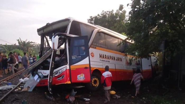 Bus Harapan Jaya ditabrak Kereta Api Dhoho Penataran