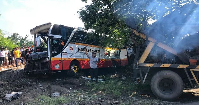 Bus Harapan Jaya ringsek ditabrak Kereta Api Dhoho Penataran