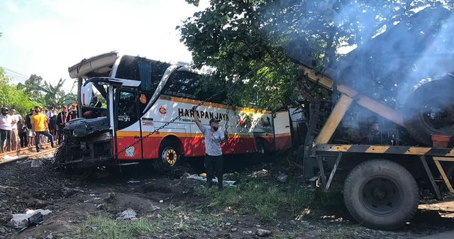 Bus Harapan Jaya Ditabrak Kereta Api di Tulungagung, 5 Orang Meninggal Dunia