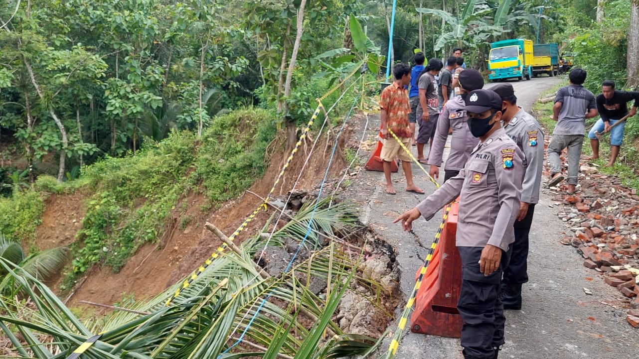 Hujan Deras Sebabkan Bahu Jalan di Panggul Trenggalek Ambrol