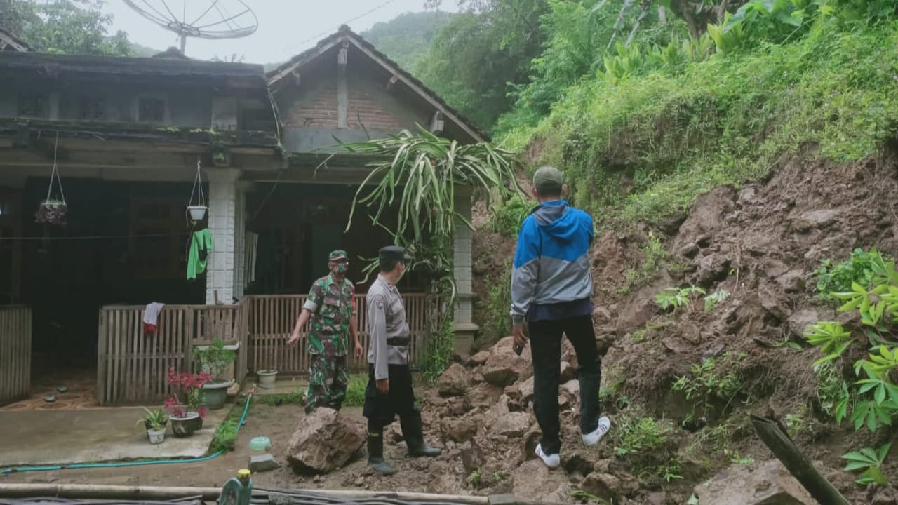 Tanah longsor menjebol tembok rumah warga Kecamatan Tugu Trenggalek