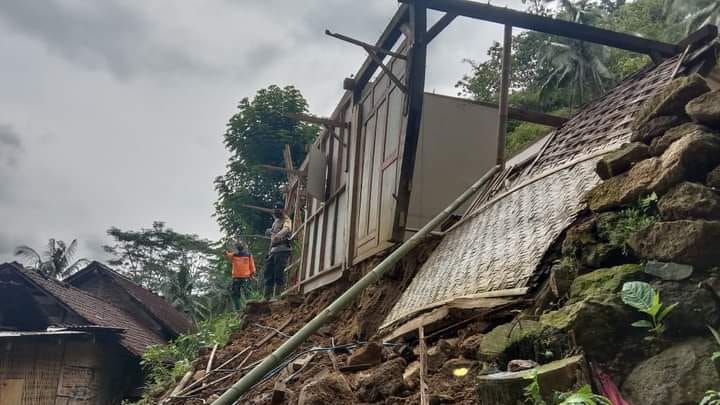 Rumah Sari yang nyaris terperosok akibat tanah longsor