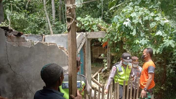 Kamar mandi milik warga Kecamatan Dongko Trenggalek yang tertimpa pohon tumbang