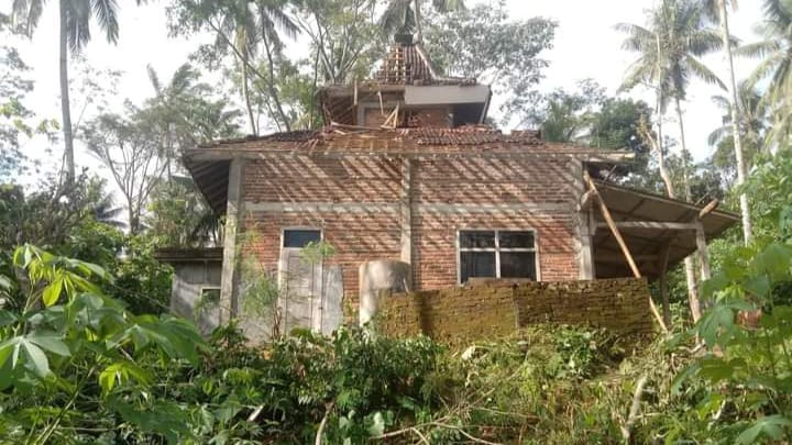 Musala An-Nur di Desa Cakul, Kecamatan Dongko, yang tertimpa pohon tumbang